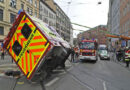 Bayern: Straßenbahn wirft Rettungsfahrzeug in München um -> 5 Verletzte