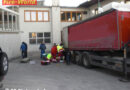 Nö: Lkw Fahrer beim Entladen von Ladegut eingeklemmt