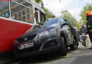 Wien: Taxi kollidiert mit Straßenbahn -> Person eingeschlossen