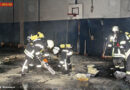 D: Komplexer Einsatz. Brennender Fußboden in Sporthalle in Bargteheide