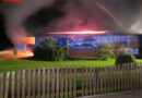 Deutschland: Große Landwirtschaftshalle in Ense in Flammen