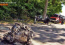 Luxemburg: Motorblock bei Anprall an Baum herausgerissen, Lenker getötet
