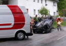Oö: Pkw landet nach Aufprall an Mauer in Molln auf dem Dach