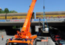 Bayern: Bagger bleibt an Bahnüberführung in München hängen