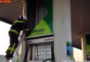 Nö: Sattelzug kracht gegen eine Zapfsäule