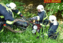 Oö: Motorradbergung aus Bach nach Verkehrsunfall