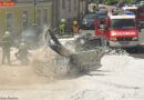 Nö: Auto vor Eissalon in Laxenburg in Flammen