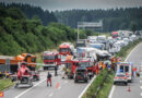 Deutschland: Lkw kracht auf A96 gegen Absicherungsfahrzeug: Lenker eingeklemmt