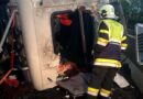 Ktn: Lkw-Lenker aus verunfallten Sattelzug gerettet