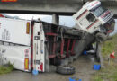 Schweiz: Sattelschlepper prallt bei Flums auf Autobahn gegen Brücke