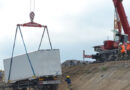Oö: Lkw-Zug in Baugrube gestürzt