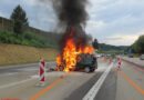 Schweiz: Pkw kollidiert mit Baustellensignalanlage und geht in Flammen auf
