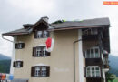 Schweiz: Gleitschirmpilot auf Hausdach abgestürzt