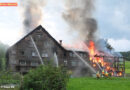 Schweiz: Bauernhaus nach Schweißarbeiten in Hoffeld in Vollbrand