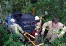 T: Bäume verhindern 200m Absturz eines Fahrzeuges