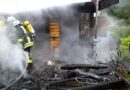 D: Gartenhaus in einer Kleingartenanlage in Vollbrand