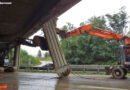 Nö: Mit aufgekipptem Lkw-Kipper in Brücke eingegabelt