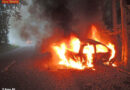 Schweiz: Auto nach Anprall an Baum in Gachnang in Flammen