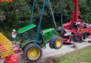 Oö: Ladewagen umgestürzt -> Traktor droht ebenfalls umzustürzen