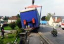 Nö: Sattelanhänger löst sich von der Zugmaschine und kracht gegen eine Mauer