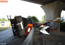 Schweiz: Lastwagen mit aufgebautem Kran kollidiert mit Autobahnbrücke