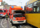 Deutschland: Rettungswagen der Feuerwehr kollidiert mit Straßenbahn