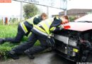 Nö: Pkw rammt nach Kollision mit Lkw eine Laterne