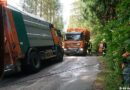 Oö: Müllwagen droht im Straßengraben umzustürzen
