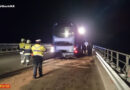 Ktn: Massiver Treibstoffaustritt nach Unfall mit Klein-Lkw und Reisebus