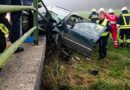 Oö: Pkw prallt gegen ein Brückengeländer -> Fahrer eingeklemmt