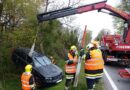Nö: Pkw mittels Kran aus Straßengraben geborgen
