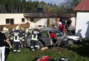 Oö: Fahrzeuglenker von der Feuerwehr aus Fahrzeug befreit
