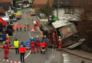 Schweiz: Rüben-Sattelschlepper kracht in Schwerzenbach gegen Wohnhaus