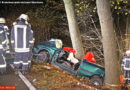 D: Pkw-Fahrer im Kofferraum eingeklemmt: Komplizierte Rettung nach Baum-Crash