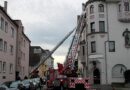 D: Zwei Drehleitern bei offenen Dachstuhlbrand im Einsatz