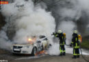 Bayern: Vollbrand eines Autos in Augsburg
