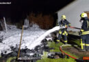 Deutschland: Schuppen brennt in Geschendorf in voller Ausdehnung