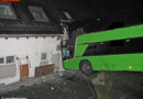 D: Reisebus kommt in Wand und Dach eines Wohnhauses zum Stehen