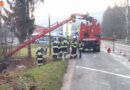 Stmk: Fahrzeug im Bach – Glück im Unglück für den Lenker in Ligist