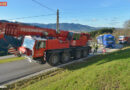 Oö: Sattelschlepper hängt in enger Kehre in Oberschlierbach fest