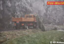 Stmk: Durch Eislast umstürzender Baum fällt auf vorbeifahrenden Lkw