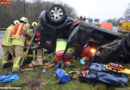 Deutschland: Personenrettung aus auf Dach liegendem Auto bei Ratingen