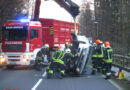 Oö: Bergungsarbeiten nach Autoüberschlag in Vöcklabruck