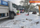 Oö: Milch-Tanklaster bleibt in Schräglage im Straßengraben hängen