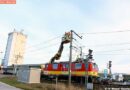 Nö: Sturm weht ein Lagerhallendach auf ÖBB-Gleise