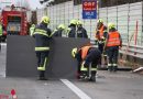 Oö: Stahlplatten und Schweißdraht lagen nach Lkw-Unfall auf der Westautobahn verstreut