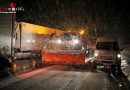 Deutschland: Verkehrschaos nach Schneefall auf A5 / Räumfahrzeuge stecken im Stau / Lkw-Fahrer eingeklemmt