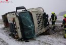 Nö: Lkw in Altenmarkt im Thale von Fahrbahn gekippt