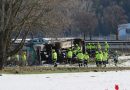 Bayern: Milchtransporter kommt von der Autobahn ab und stürzt bei Anger um