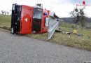 Schweiz: Tanklöschfahrzeug auf Einsatzfahrt von Straße abgekommen und umgestürzt